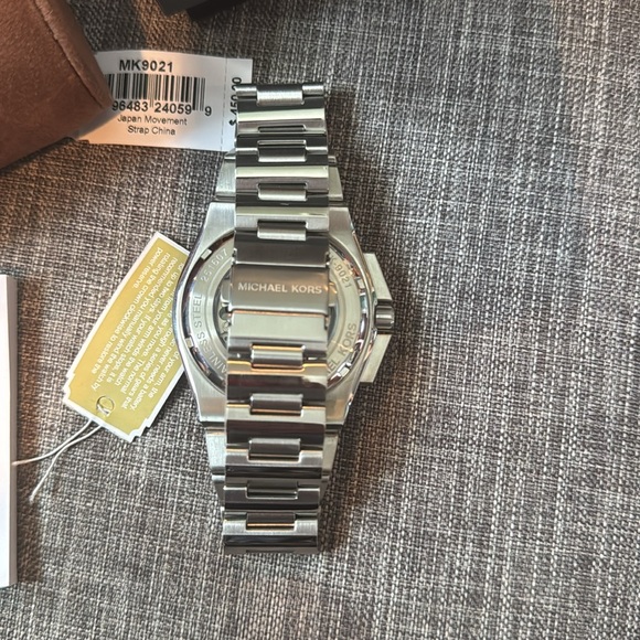 New in box Michael Kors “MK9021” - Picture 5 of 8